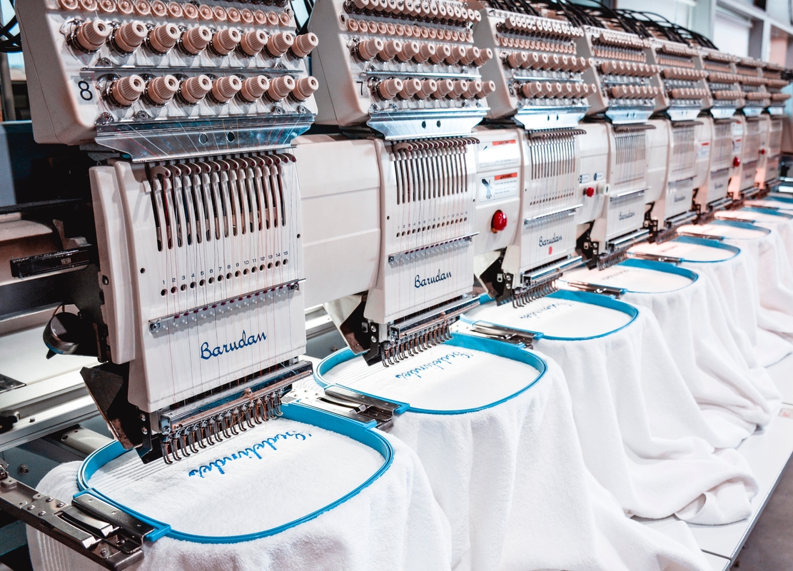 BQS Textiles heeft in Dordrecht 80 borduurkoppen verdeeld over 12 machines.